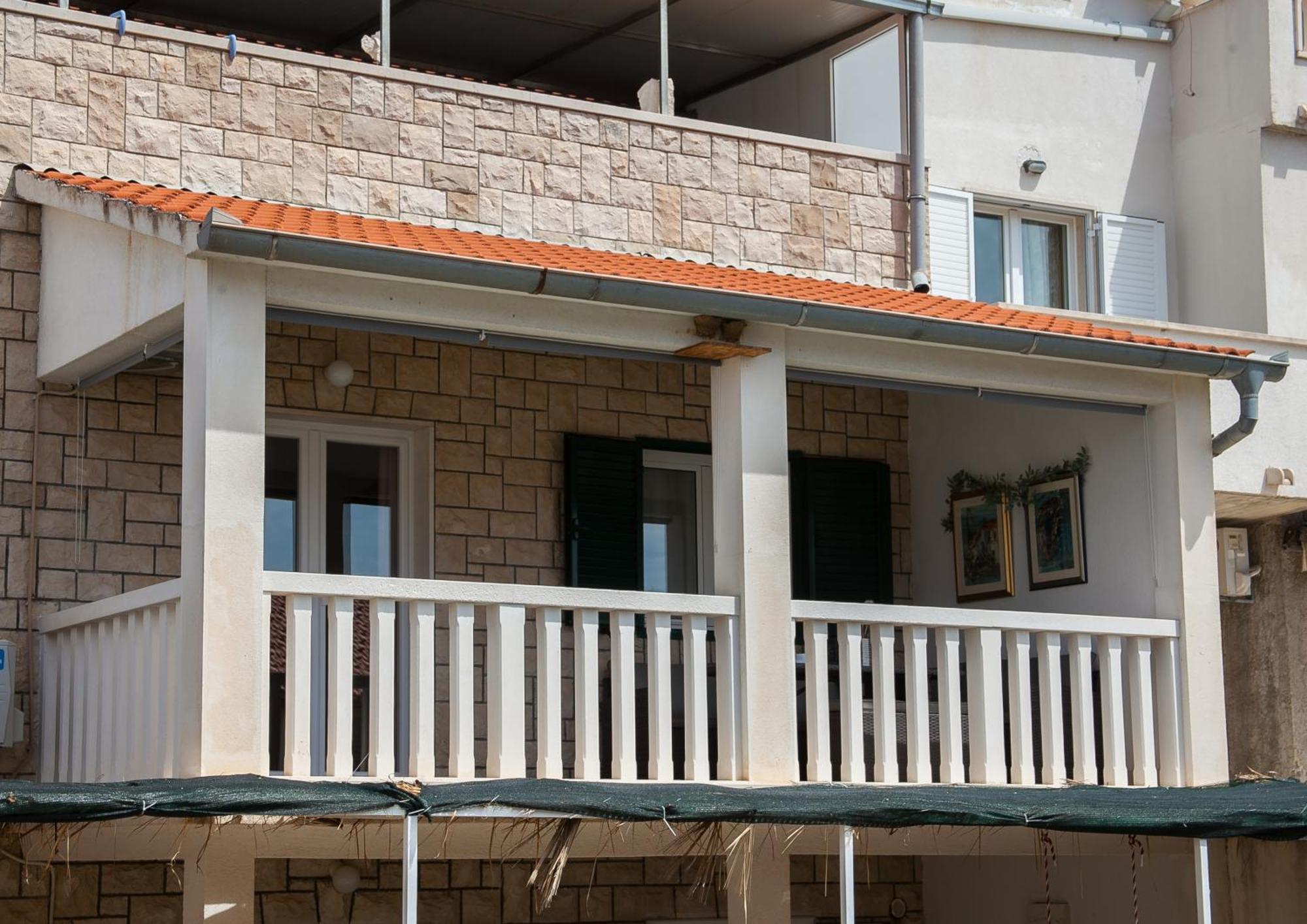 Family Apartments Brach Bol Exterior foto